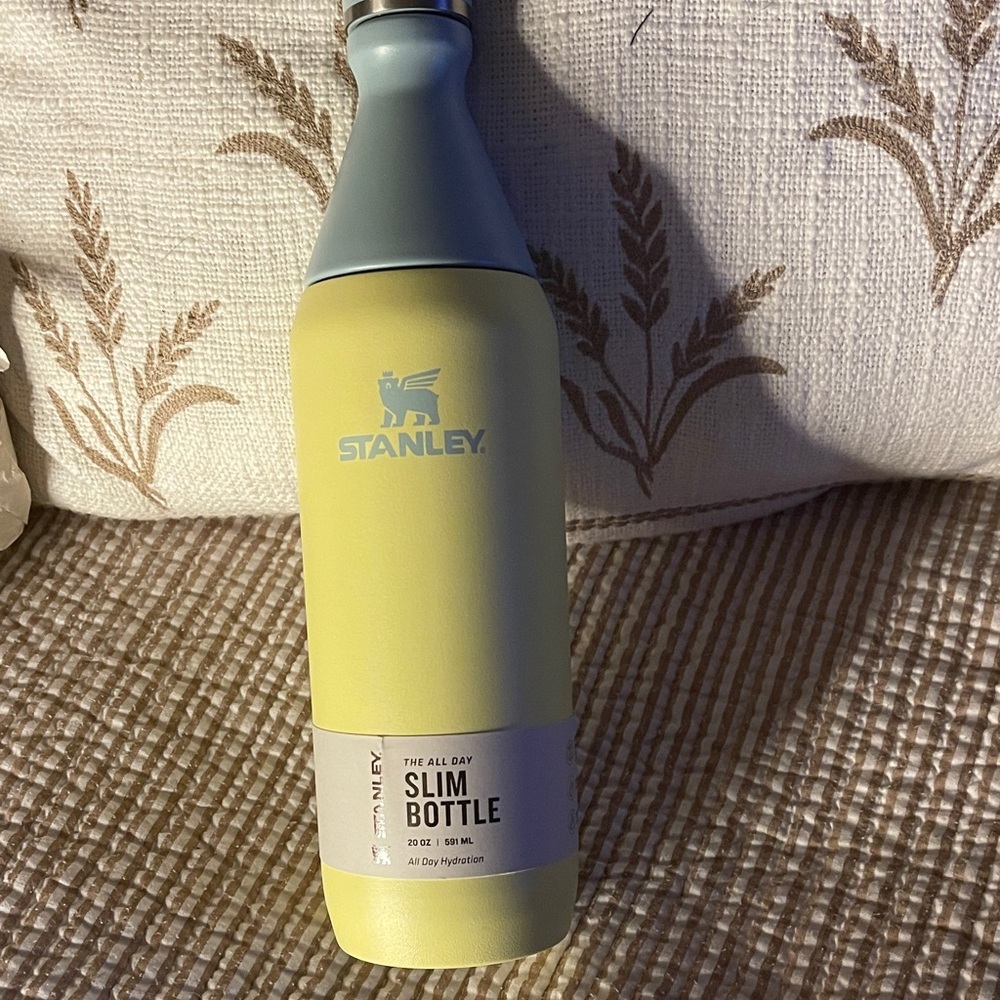 Stanley 20 oz Lemon Slim Bottle NWOT